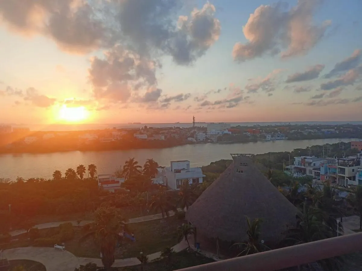 Sea-Front Villa, Isla Mujeres! Stunning Sea Views! Apartment