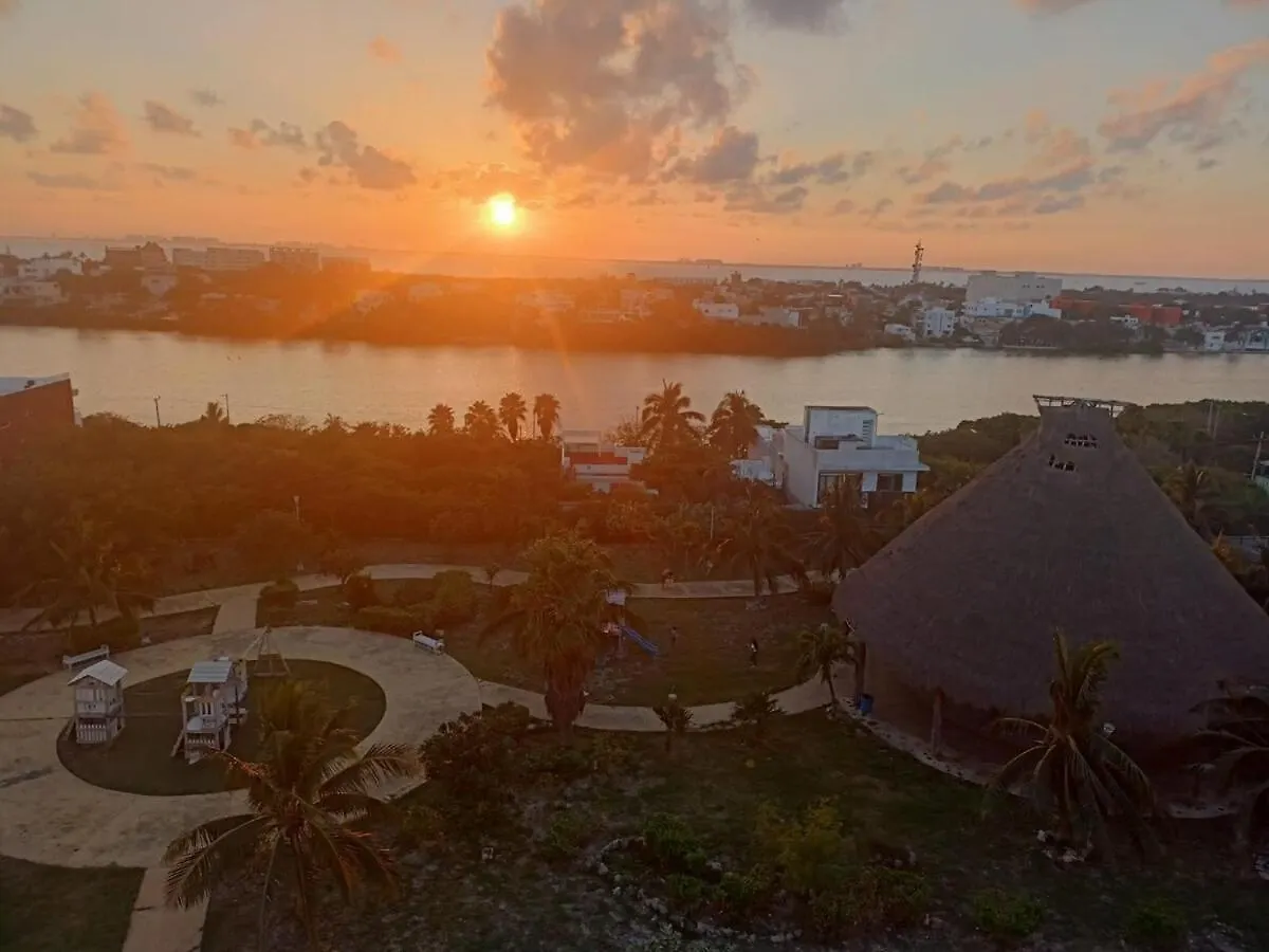 Sea-Front Villa, Isla Mujeres! Stunning Sea Views! 0*,